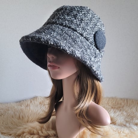 ★three. premium★襟元が邪魔になら無い★ビッグボタン　コンパクトhat★厚手★ラメツイード