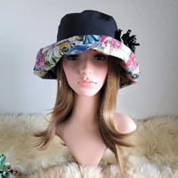 ★Flower×black★コサージュ★ミディアム★62.5㎝★日差しに負けない★ギャザーフリル 帽子★コサージュ付き