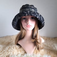 ★味わい迷彩×ブラック★ペーズリーレース★61.5㎝★ひとつ持っていると便利なプレーン帽子
