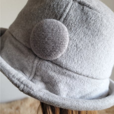 three.luxury★国産カシミア100%★厚手ベージュ系★襟元が邪魔になら無い★ビッグボタン　コンパクトhat
