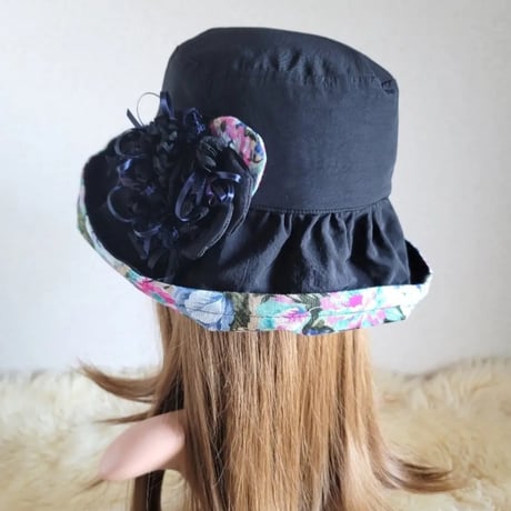 ★Flower×black★コサージュ★ミディアム★62.5㎝★日差しに負けない★ギャザーフリル 帽子★コサージュ付き