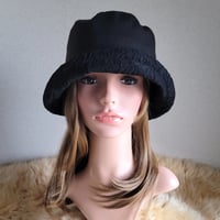 襟元が邪魔になら無い★ビッグボタン　コンパクトhat★BLACK×花柄レース