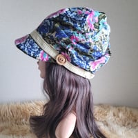 薄手★Flowerベージュ系★60㎝★渦巻くback スタイル★ツイストキャスケット