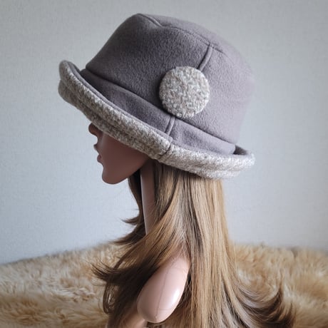 ★three. premium★62.5㎝★襟元が邪魔になら無い★ビッグボタン　コンパクトhat★厚手★グレージュ×ピンクベージュ系