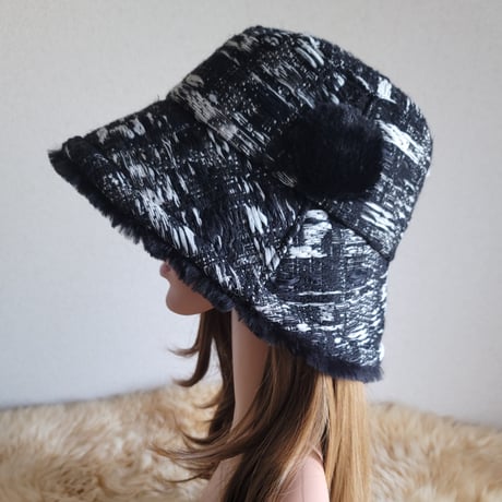 ★three.luxury★襟元が邪魔になら無い★ビッグボタン　コンパクトhat★ブラック×ホワイト