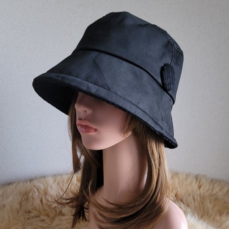 襟元が邪魔になら無い★ビッグボタン　コンパクトhat★BLACK×花柄レース