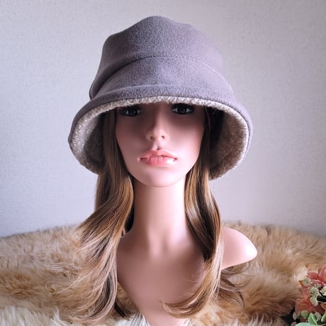 ★three. premium★62.5㎝★襟元が邪魔になら無い★ビッグボタン　コンパクトhat★厚手★グレージュ×ピンクベージュ系