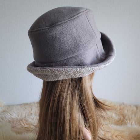 ★three. premium★62.5㎝★襟元が邪魔になら無い★ビッグボタン　コンパクトhat★厚手★グレージュ×ピンクベージュ系