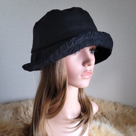 襟元が邪魔になら無い★ビッグボタン　コンパクトhat★BLACK×花柄レース