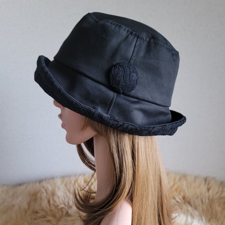 襟元が邪魔になら無い★ビッグボタン　コンパクトhat★BLACK×花柄レース