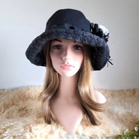 薄手blackウール★日差しに負けない★ギャザーフリル 帽子★コサージュ付き
