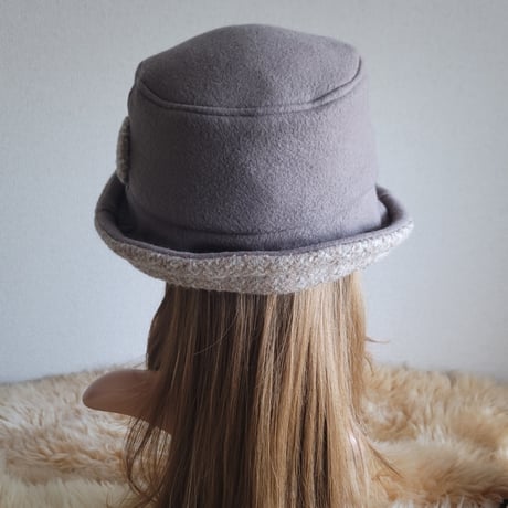 ★three. premium★62.5㎝★襟元が邪魔になら無い★ビッグボタン　コンパクトhat★厚手★グレージュ×ピンクベージュ系