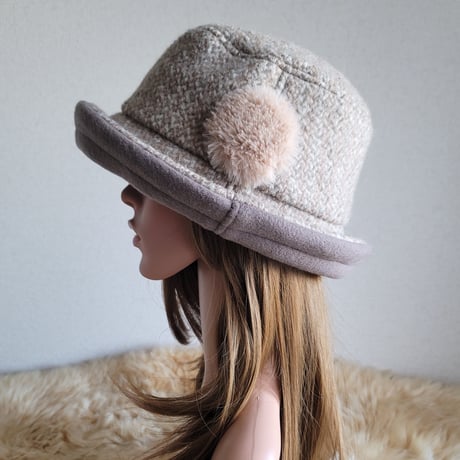 ★three. premium★62.5㎝★襟元が邪魔になら無い★ビッグボタン　コンパクトhat★厚手★グレージュ×ピンクベージュ系