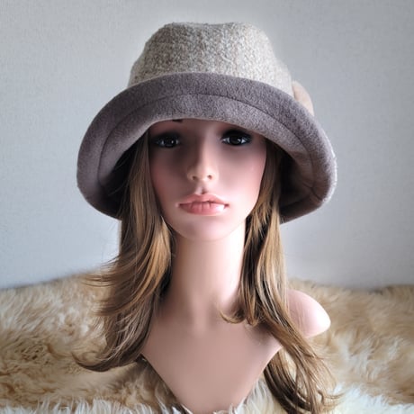 ★three. premium★62.5㎝★襟元が邪魔になら無い★ビッグボタン　コンパクトhat★厚手★グレージュ×ピンクベージュ系