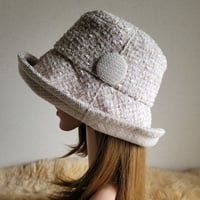 ★three. premium★ビッグくるみボタン★ひとつ持っていると便利なプレーン帽子★ピンク系ファンシーツイード