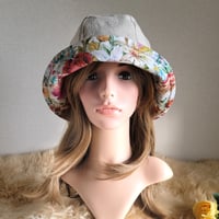 フィット hat★約60㎝★ナチュラルベージュ★cottonリネン×ホワイトFlower