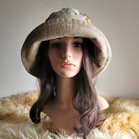 ベージュFlower×イタリア生地★ひとつ持っていると便利なプレーン帽子