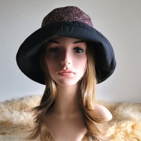 ブラック×ピンク系小花柄★ひとつ持っていると便利なプレーン帽子