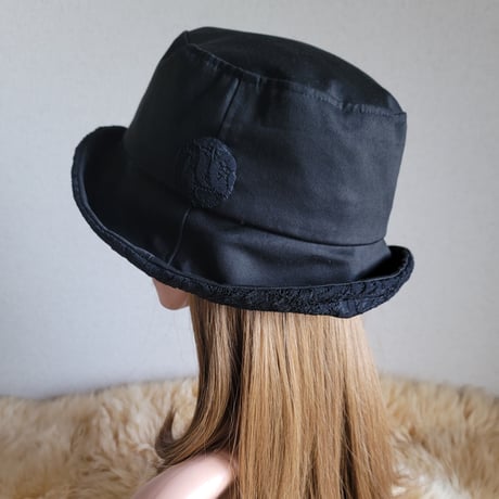 襟元が邪魔になら無い★ビッグボタン　コンパクトhat★BLACK×花柄レース