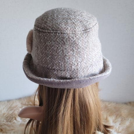 ★three. premium★62.5㎝★襟元が邪魔になら無い★ビッグボタン　コンパクトhat★厚手★グレージュ×ピンクベージュ系