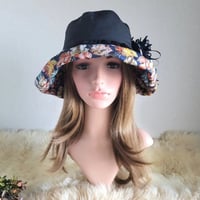 ★Flower×black★コサージュ★ミディアム★63㎝★日差しに負けない★ギャザーフリル 帽子★コサージュ付き