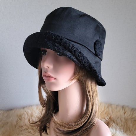 襟元が邪魔になら無い★ビッグボタン　コンパクトhat★BLACK×花柄レース