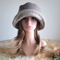 ★three. premium★62.5㎝★襟元が邪魔になら無い★ビッグボタン　コンパクトhat★厚手★グレージュ×ピンクベージュ系