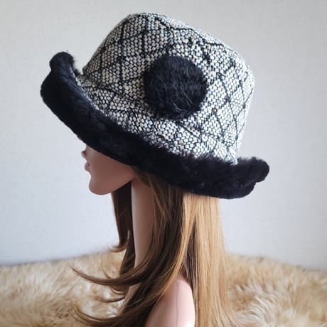 ★three.luxury★襟元が邪魔になら無い★ビッグボタン　コンパクトhat★ファー×ダイヤ柄