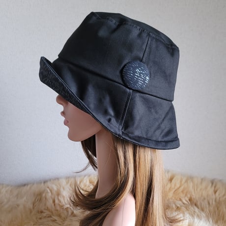 襟元が邪魔になら無い★ビッグボタン　コンパクトhat★BLACK×ラメシルバー
