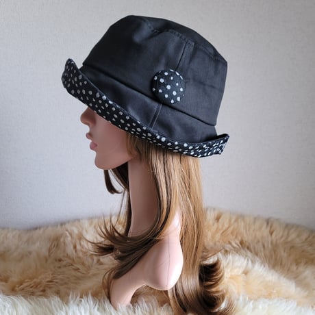 襟元が邪魔になら無い★ビッグボタン　コンパクトhat★BLACK×水玉レース