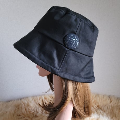 襟元が邪魔になら無い★ビッグボタン　コンパクトhat★BLACK×ラメシルバー