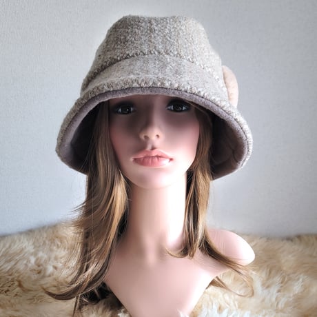 ★three. premium★62.5㎝★襟元が邪魔になら無い★ビッグボタン　コンパクトhat★厚手★グレージュ×ピンクベージュ系
