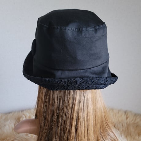 襟元が邪魔になら無い★ビッグボタン　コンパクトhat★BLACK×花柄レース