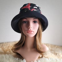 モダン★アートブラック★襟元が邪魔になら無い★ビッグボタン