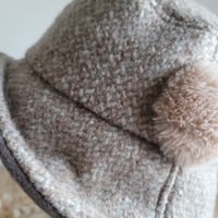 ★three. premium★62.5㎝★襟元が邪魔になら無い★ビッグボタン　コンパクトhat★厚手★グレージュ×ピンクベージュ系