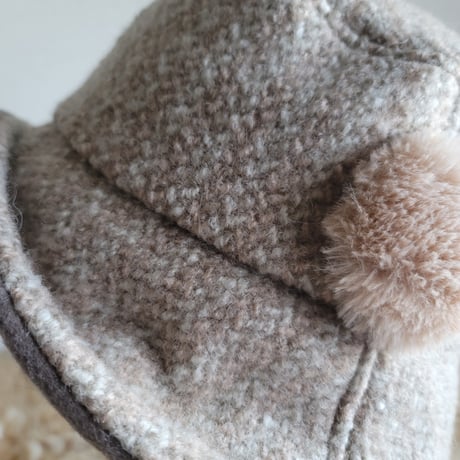 ★three. premium★62.5㎝★襟元が邪魔になら無い★ビッグボタン　コンパクトhat★厚手★グレージュ×ピンクベージュ系