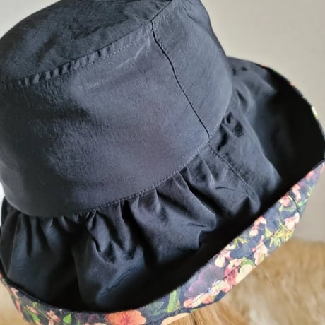 ★ビオラFlower×black★日差しに負けない★ギャザーフリル 帽子★コサージュ付き