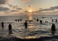 【写真パネル】神話の聖地で、朝日を浴びながらの沐浴