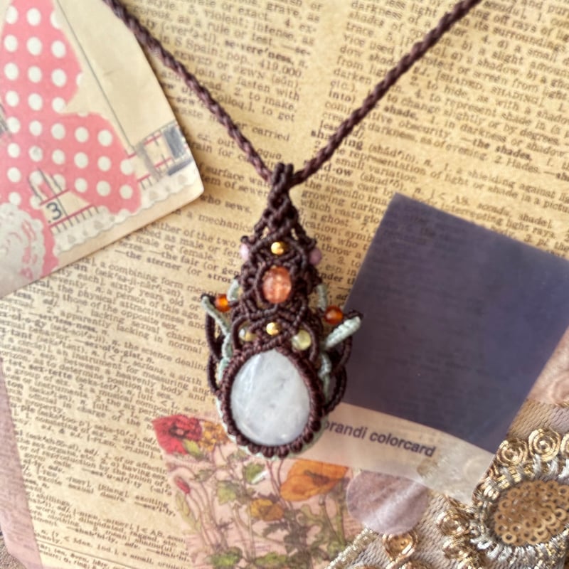 レインボームーンストーン マクラメペンダント ネックレス