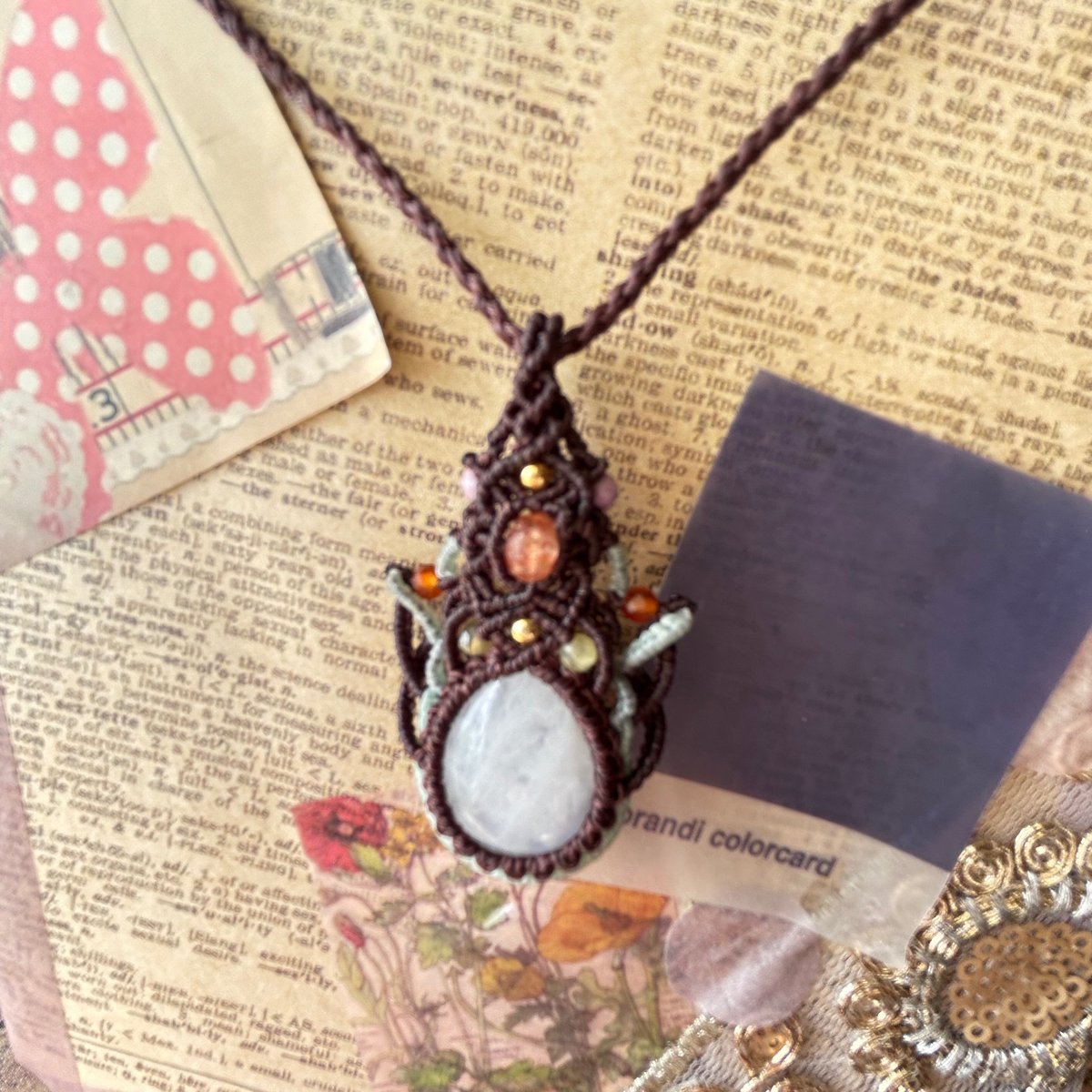 レインボームーンストーン マクラメペンダント ネックレス 天然石