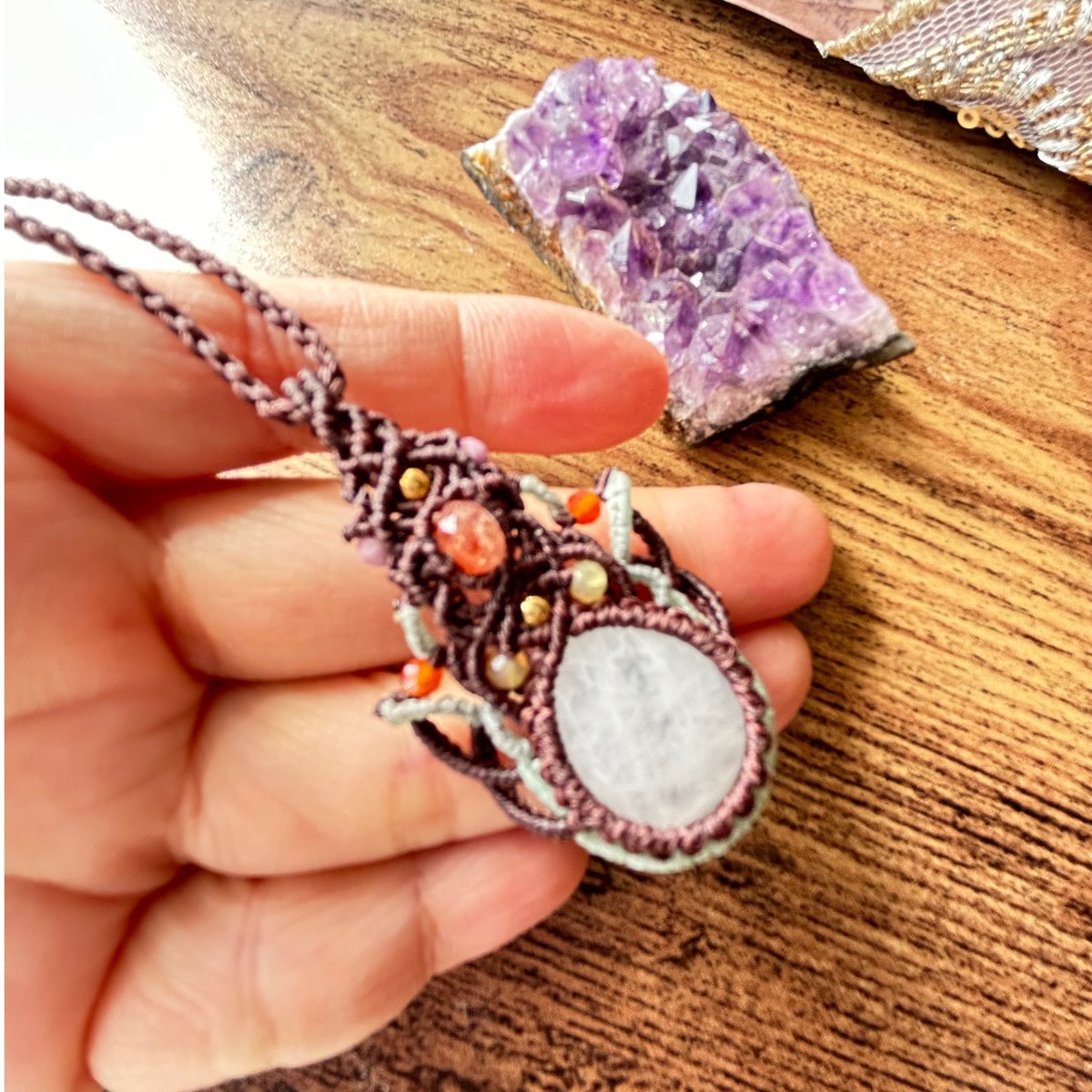 レインボームーンストーン　アメジスト　マクラメペンダント　ネックレス 大粒・良質アメジストとレインボームーンストーンのマクラメ