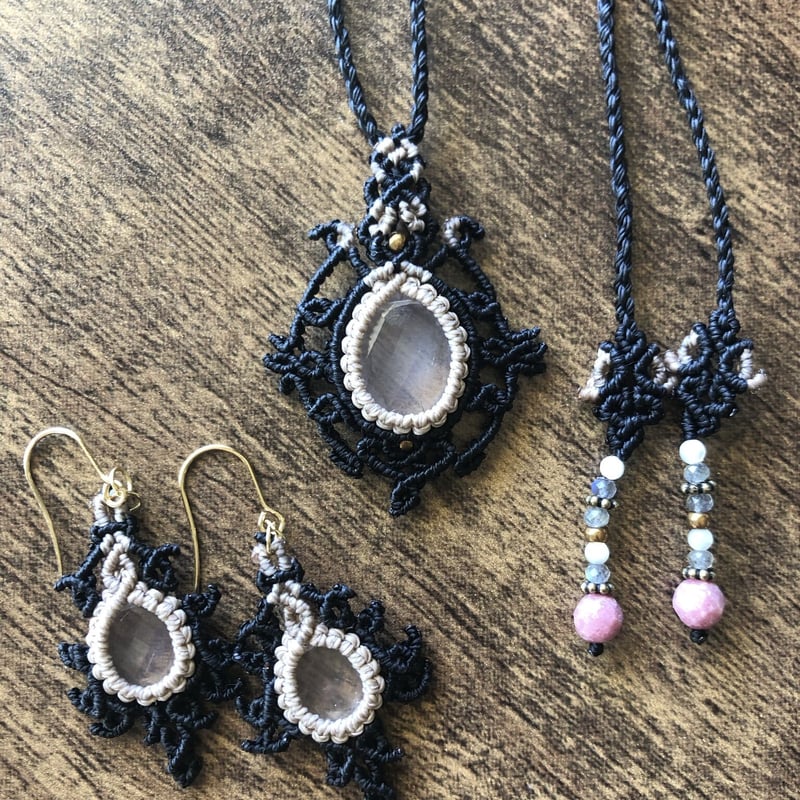フォッシルパームウッド マクラメピアス ローズクォーツマクラメピアス | Heart&stonesマクラメジュエリー