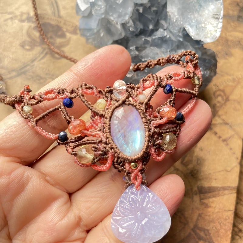 六種類の宝石質天然石のマクラメネックレス 六種類の宝石質天然石のマクラメネックレス