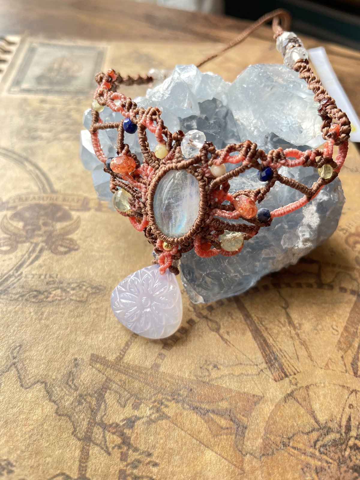 レインボームーンストーン ブルーカルセドニー マクラメネックレス  