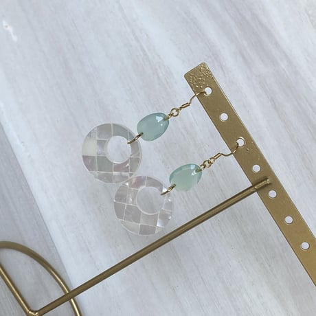 アクアカルセドニーとシェルのピアス/サージカルステンレス