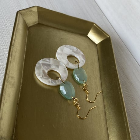 アクアカルセドニーとシェルのピアス/サージカルステンレス
