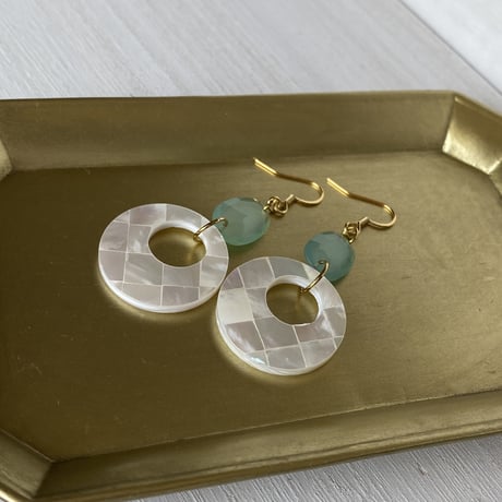 アクアカルセドニーとシェルのピアス/サージカルステンレス