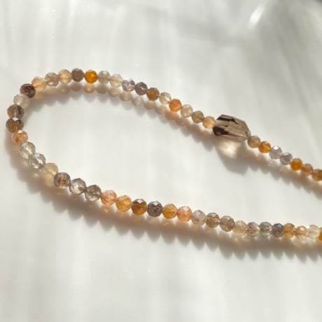 光をまとう粒  マルチカラームーンストーンとスモーキークォーツのネックレス／サージカルステンレス