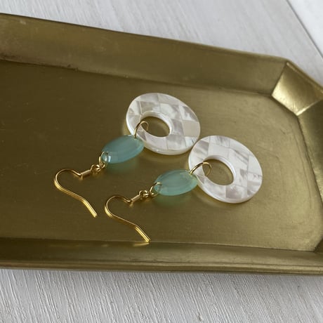 アクアカルセドニーとシェルのピアス/サージカルステンレス