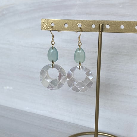 アクアカルセドニーとシェルのピアス/サージカルステンレス